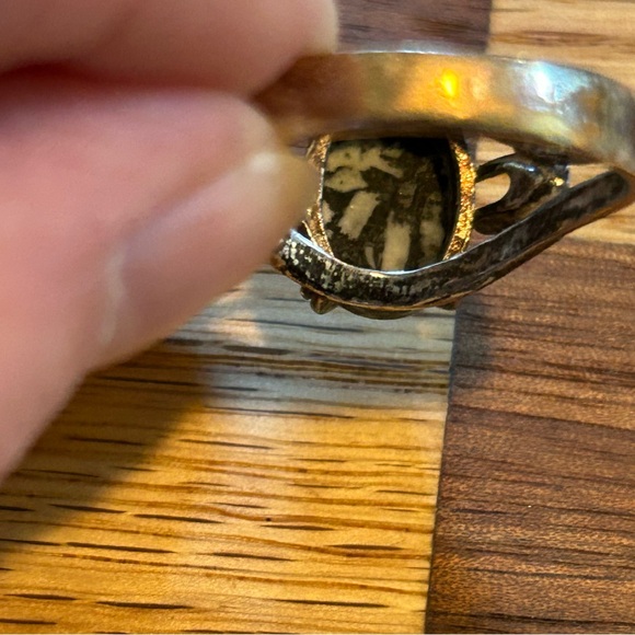 Lovely Little Flower Rock Ring.  Very unique & beautiful style - Picture 7 of 10